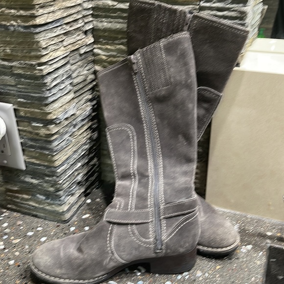 LIKE NEW!!!!!Grey, below knee suede boots, barely worn, excellent condition! - Picture 2 of 3
